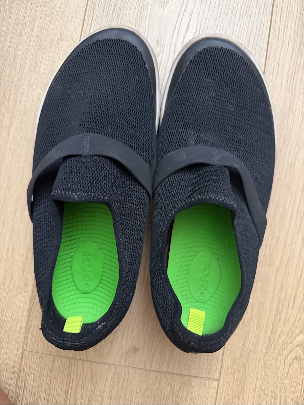 Oofos Green-Soled Black Sneaker - size 9 women’s